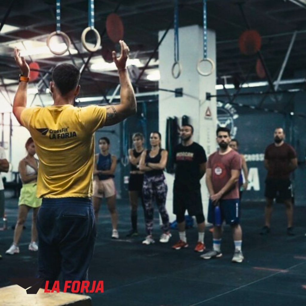 Entrenamientos Funcionales La Forja 2 Coach de La Forja explicando la dinámica del WOD a un grupo de atletas antes de comenzar el entrenamiento.