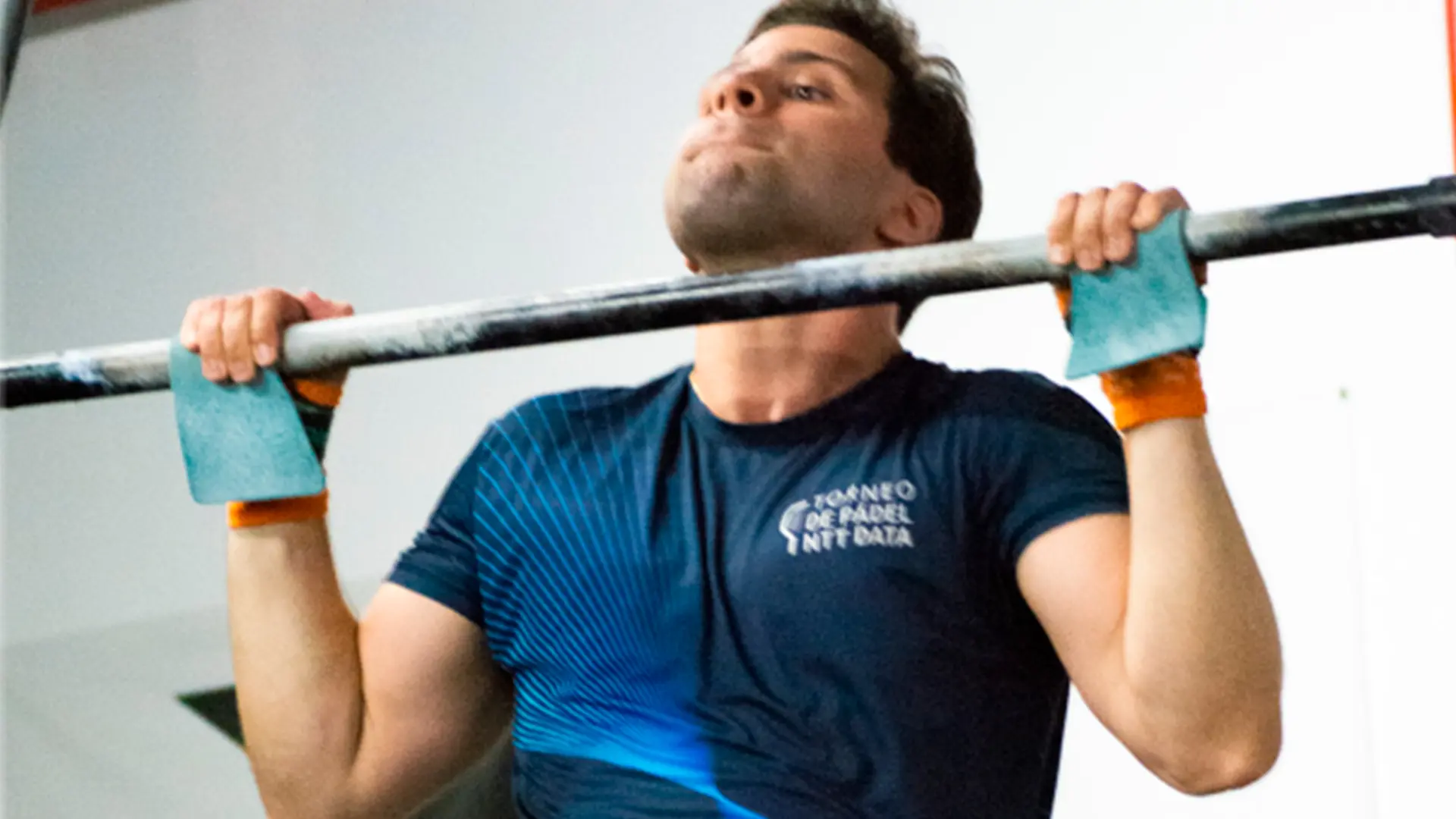 ¿Tengo que hacer RX? Atleta haciendo dominadas en CrossFit La Forja Sevilla
